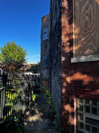 $99,900 / 4br - 2004ft2 - Fire Damaged 2 Flat (Chicago)63898857892482123