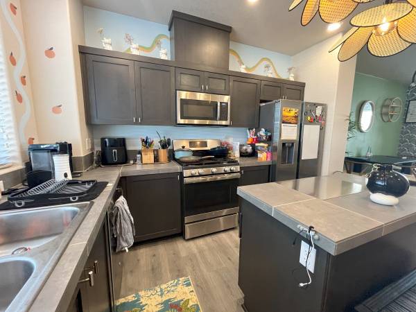 $2,395 / 2br - 1196ft2 - Your Modern Retreat with Open Living Spaces and Private Garage (Portland)63672601373953123