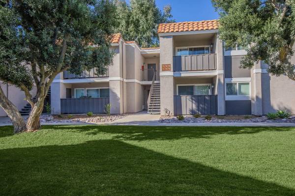 $2,270 / 2br - 812ft2 - 2bd 1ba, In Oceanside, Assigned Parking (3760 North Way, Oceanside, CA)63933249943298123