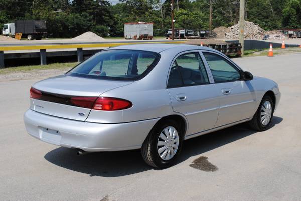 Ford Escort SE 2001, pocos kilómetros - $4,900 (Holbrook)63470616323459124