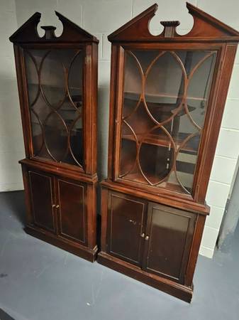 Set of 2 Wooden Display Cabinets 1