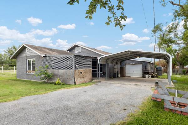 $229,000 / 2480ft2 - 3 Bedroom Home Sitting on 1 Acre of Land (Alamo)64199312838531121