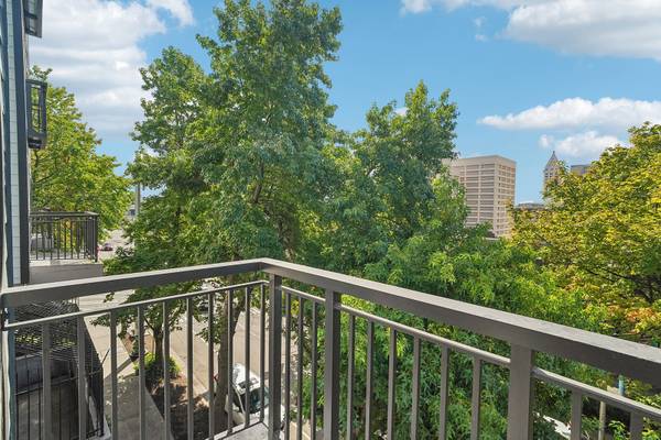 $1,820 / 1br - 600ft2 - Skyline Views, Ceiling Fans, Rooftop Lounge and Grilling Area (600 7th Ave, Seattle, WA)63885011781889120
