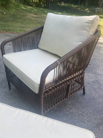 Silla nueva para exterior/interior con otomana y cojines - $225 (Northboro Berlin)63439222893441123