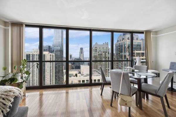$1,900 / 2br - 1400ft2 - ***Looking for a Female Roommate, ideally from January onward*** (River North)63960011477506123