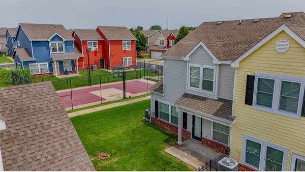 $1500.00 / 2br - 1065ft2 - Beautiful gated rental with pool, basketball court & great location –63981980796546123