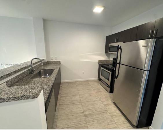 $2,300 / 1br - 800ft2 - Chic 1bd in Boutique Building Steps from Miracle Mile! (Coral Gables)64001848445315121