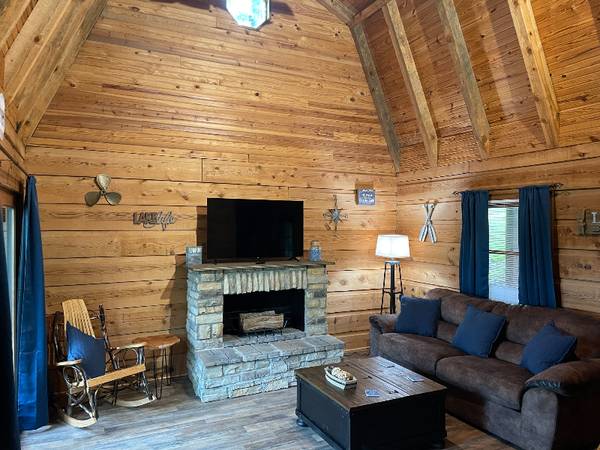 $1495.00 / 3br - 1150ft2 - Cozy real Log Cabin with Lake view64022450810371123