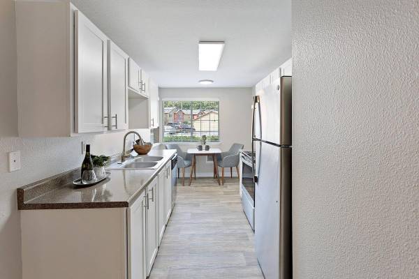 $1,582 / 2br - Ventiladores de techo, chimenea, mantenimiento en el lugar, spa (West Gresham, cerca de I-84)63831772095235122