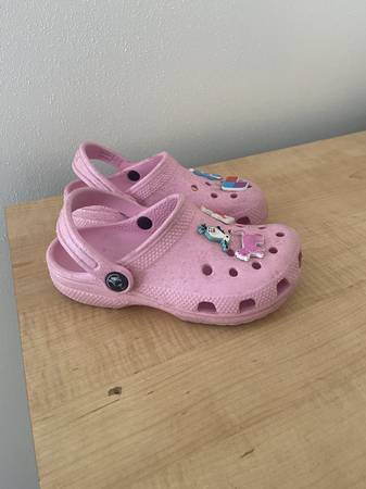 Girls Crocs with 6 Charms 1