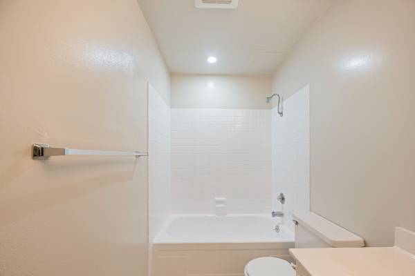 $2,095 / 1br - Super Spacious Refreshed 1 Bedroom w/ Private Balcony! Piedmont Brdr! (oakland piedmont / montclair)63868040857219124