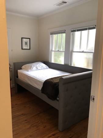 Wayfair Twin Daybed, Excellent condition! 1