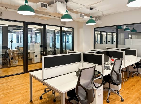 $229 Coworking AVAILABLE right in front of Grant Park! Call/Text for info! (Chicago)64041644112771122
