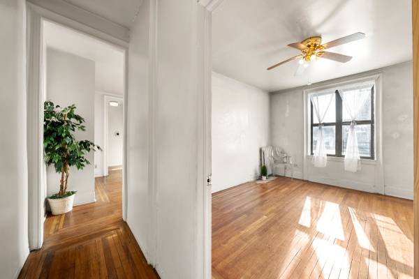 $400,000 / 2br - Washington Heights/Riverside Drive Sundrenched Top Floor 2 Bedroom (Inwood / Wash Hts)63912046791810120