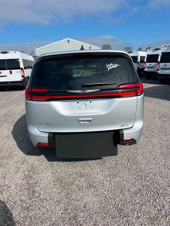 2024 *Chrysler* *Pacifica* *Touring* handicap wheelchair accessible - $59,900 (Chrysler Pacifica)63620344402561121