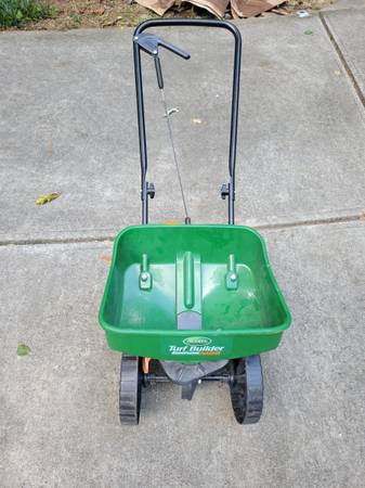 Scotts Mini Broadcast Fertilizer Spreader Edge guard 1