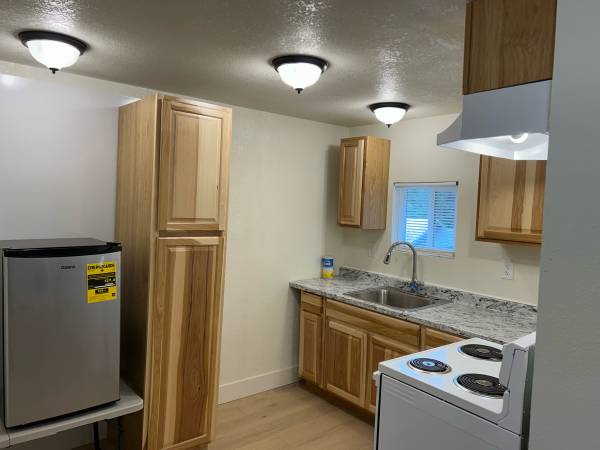 $749 / 1br - 390ft2 - 1 bed 1 bath in mountains out of Grants Pass 15 minutes (Grants Pass North)64192592351490120