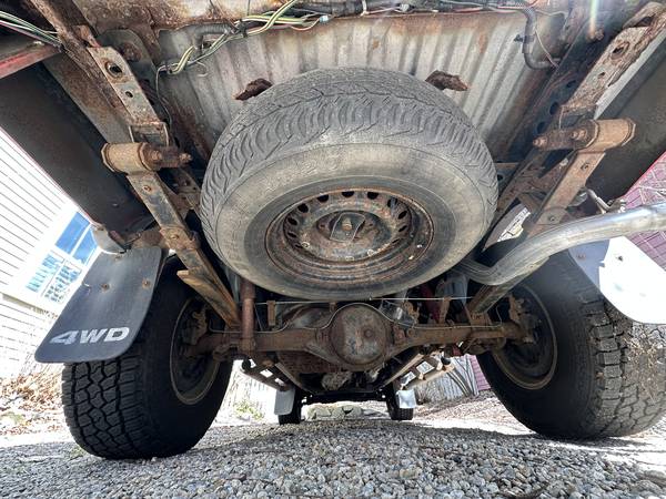 toyota tacoma sr5 manual v6 4x4 (with matching topper) - $9,500 (Newton)63482305760387123