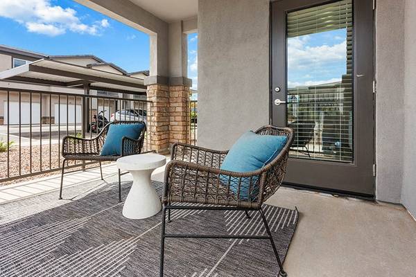 $1,866 / 2br - 1243ft2 - Pisos Elegantes con Estilo de Madera Maciza, Persianas Modernas de Estilo Madera de 2” (7601 W Glendale Ave, Glendale, AZ)63623945472513122
