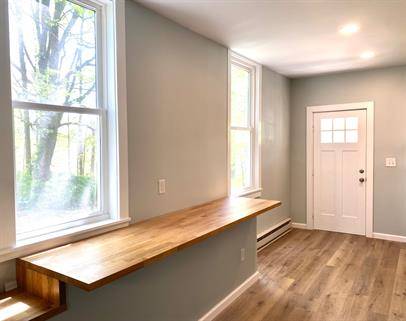$900 Nicely done studio apartment -950 (Main Street)63977126840194121