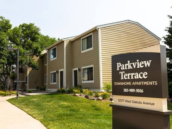$1,399 / 2br - 780ft2 - Lovely 2-bedroom Townhouse... Waiting for You to Make it Home! (Lakewood)63973500364418124