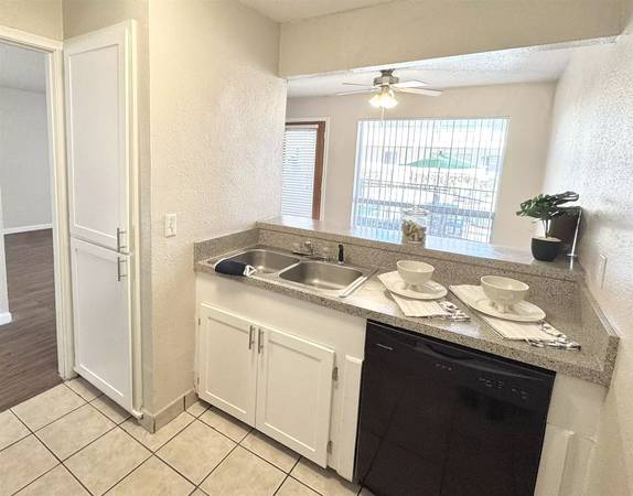 $1,049 / 1br - 734ft2 - Make your home with us! Lovely community with great style! (Dallas)63622615872131123