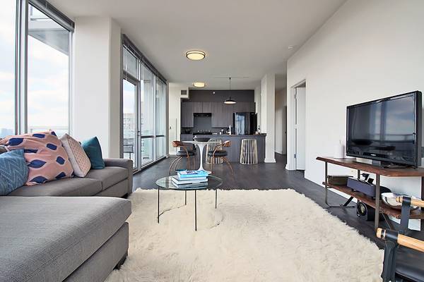 $2,740 / 2br - South Loop 2 bedroom 2 bath In Unit W/D, Gym, Pool, Balcony, Hot tub (South Loop)63898599139331121