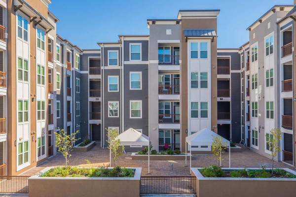 $1,939 / 1br - 716ft2 - Snag Your Chic New 1 BR-Fitness Center, Balcony, & Rooftop! (East Downtown)63906681026690124