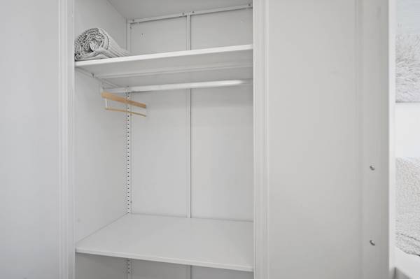 $2,350 Designer Studio with Private Bath and Laundry in Prime Venice (Venice Beach)63812226599553122