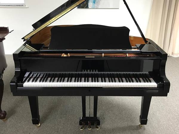 BABY GRAND PIANO: 2003 YAMAHA C1 *** NEW BASS STRINGS, TUNING PINS - $12,000 (DELIVERY INCLUDED)63438116768387120
