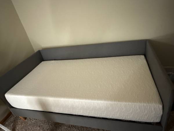 Day bed with mattress (almost New) 1