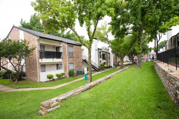 $1,495 / 2br - 1000ft2 - BBQ/Picnic Area, Fireplace, Hardwood Floors (4328 Duck Creek Dr, Garland, TX)63846411905539124