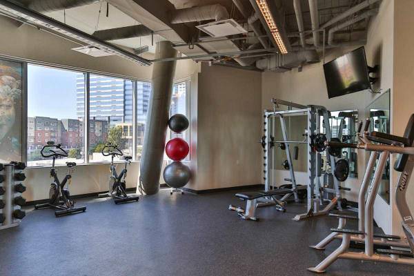$2,688 / 1br - 696ft2 - High Speed Internet, Guest Parking / Passes, Children's splash deck (Downtown Bellevue)63808008493313122