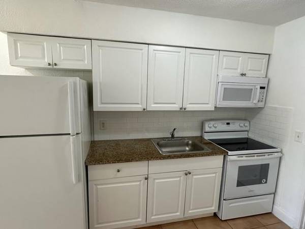 $1,650 ESTUDIO JUNTO A LA PLAYA CON COCINA COMPLETA (Deerfield Beach)63825137736707120
