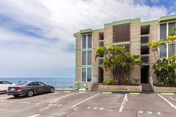 $1,200,000 / 2br - 763ft2 - Total Ocean Front Remodeled and Furnished Condo (Kailua Kona)63939663014275124