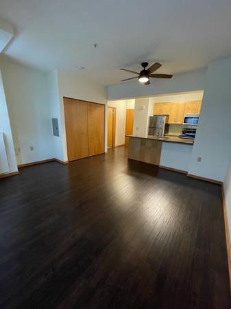 Adorable Modern Studio - Great Location! AVAIL 6/1(ARK 206) 1