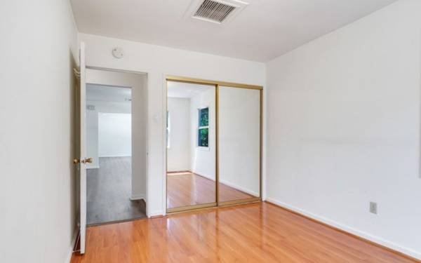 $950 / 2br - Un encantador hogar de 2 habitaciones + 2 baños en alquiler (La Crescenta, CA)63766989825155123