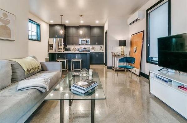 $1,100 / 1br - 756ft2 - Un dormitorio y un baño completo, con un espacio de vida estilo ático (Oklahoma City)63670503275137120