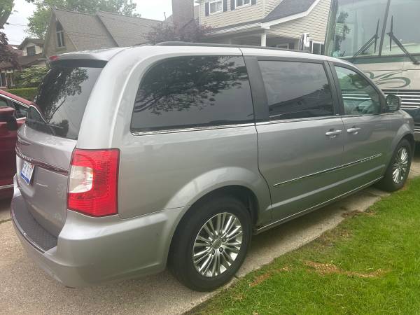 2013 Chrysler Town & Country - $3,400 (Harrison Township)63488168494083124