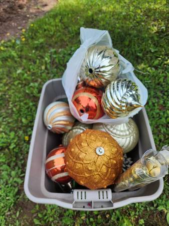 Bunch or large christmas balls 1