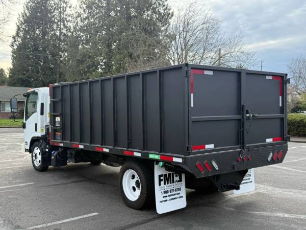 2017 Chevrolet Comm - Photo 4