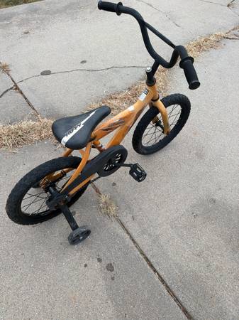 16” Huffy Whirl with training wheels 1