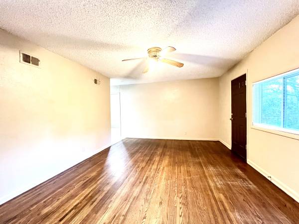 $1,100 / 3br - 1050ft2 - 3 Bedrooms For Rent! (2119) (2119 W 47th Street)63806193337473121