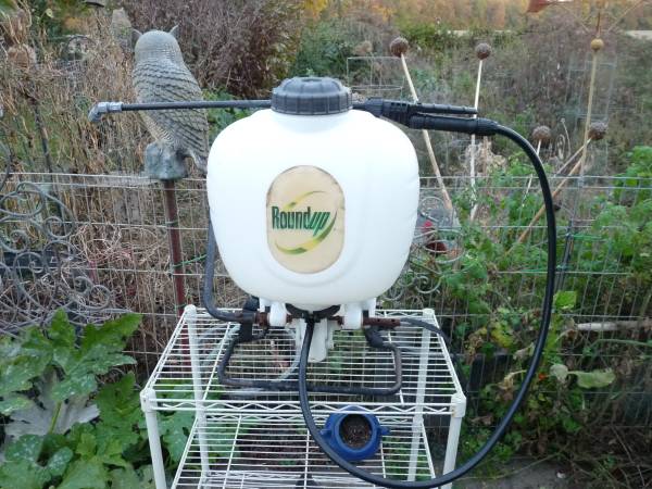 Backpack Sprayer Roundup 1