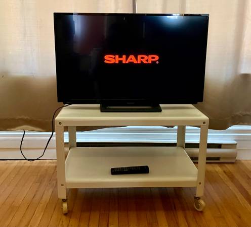 Sharp 32" LED TV (LC-32LB261U) 1