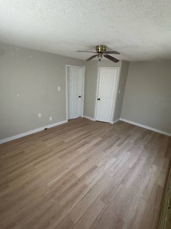 2 bed / 1  bath 900 sq ft 1