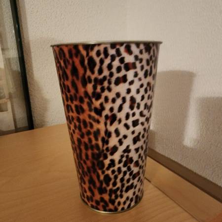 Leopard vase 1