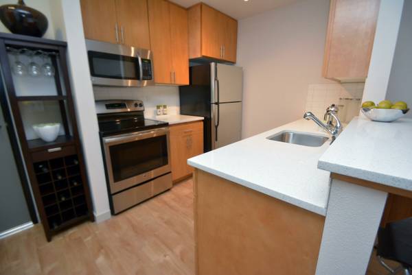 $1,350 / 1br - Comfortable Top Floor 1 Bed Move In Ready at B Street! Tour Now! (NE Portland, E Burnside, Laurelhurst, Kerns)64039222124675121