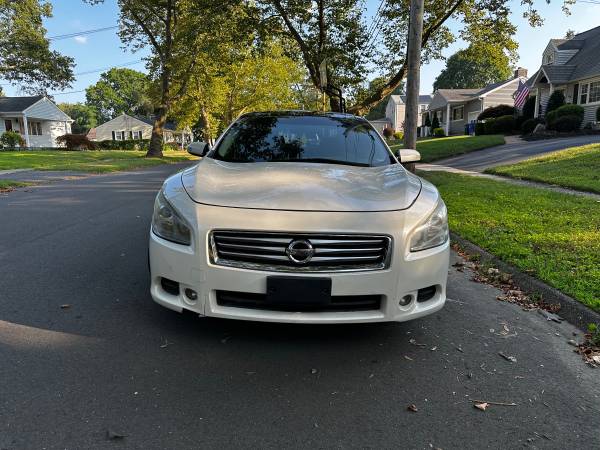 2012 Nissan Maxima blanco V6 - $4,000 (Stratford)63486569034753123
