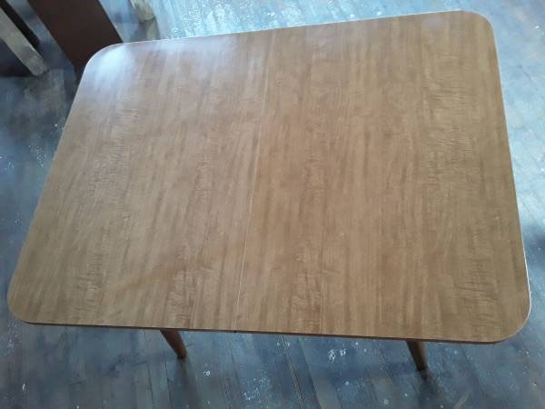 Very clean rectangular laminated table with expansion leaf included 1